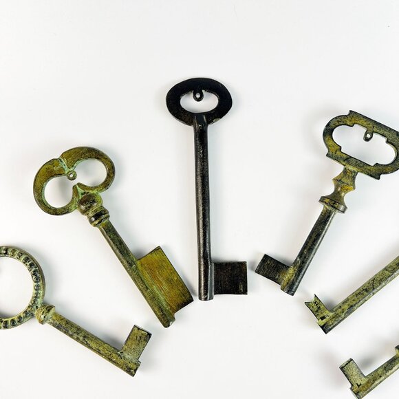 Pottery Barn Antiqued Black Green Patina Metal Skeleton Key Wall Art Set - Picture 3 of 5